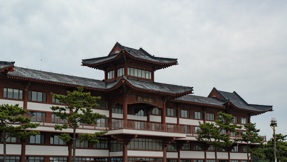 看李鸿章看得上头，就还是去了刘公岛。大部分的建筑都是新修的，但刘公岛不管在近代还是现代都有独特的战略意义，看地图可以发现他是威海卫的正大门，所以尽管刘公岛以旅游景点闻名，岛上依然有现役海军驻扎。