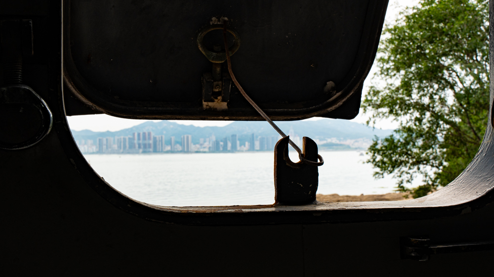 重修定远舰舷窗外的城市