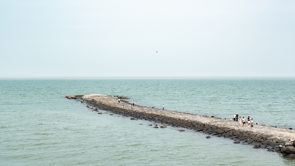 我实在无法理解烟台的大小。从城东跑到城西要坐半小时高铁。但还是去了蓬莱阁。