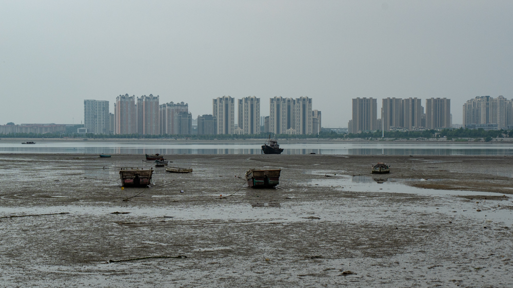 作为一个小岛，除了旅游业，岛上还有真正的渔村。大家靠海捕维持生计，所以也能看到很多渔船。自然也有公共交通连接岛内外。同一个序号的公交车同时发两辆，一辆岛内环线，一辆出岛进市区。